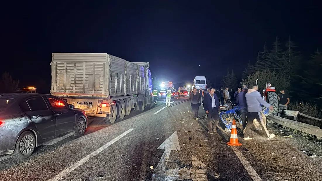 Korkutan Çarpışma! 4 Araç Hasar Gördü, 7 Kişi Yaralandı