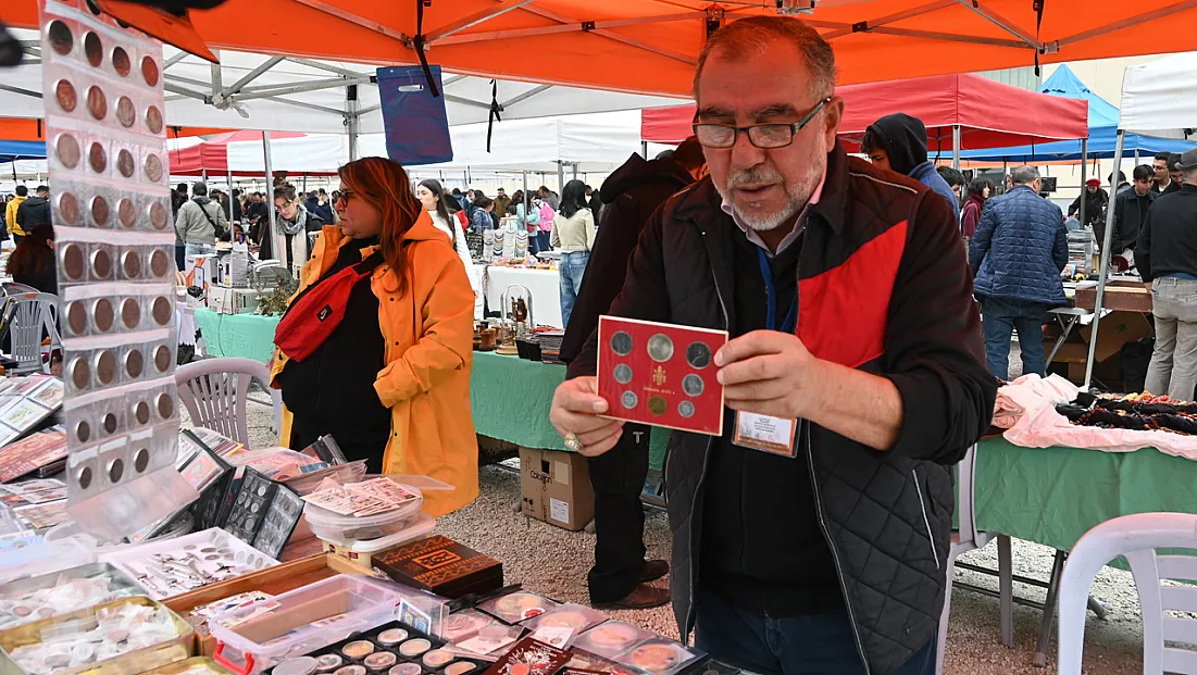 Yüzlerce Yıllık Kağıt Ve Madeni Paralar Tezgahta Alıcılarını Bekliyor