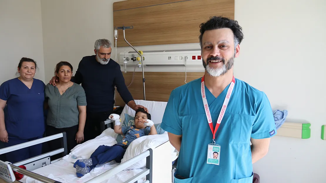 10 Parmağı Açılan Minik Umut, Artık Oyuncaklarını Tutabilecek