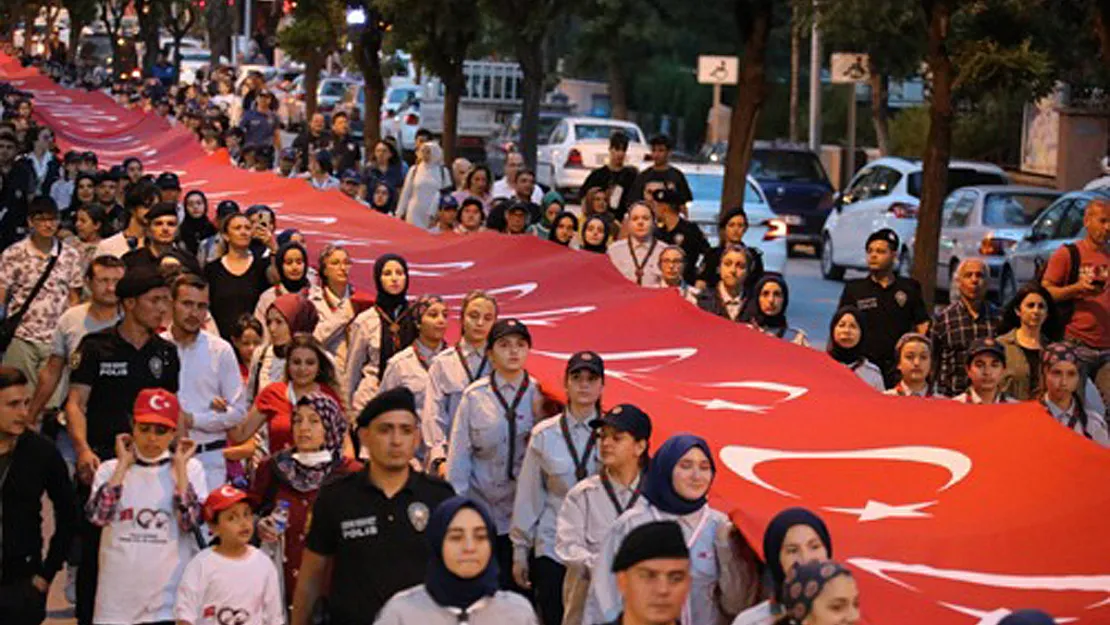 1000 Metrelik Türk Bayrağı İle Dev Yürüyüş