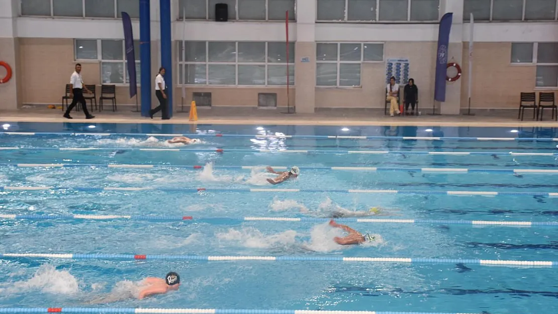 180 Sporcu, Afyon'da Yüzme Müsabakasına Katıldı