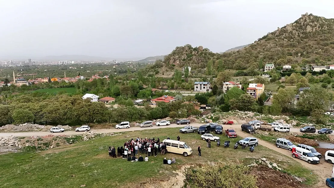 '200 Adet Meyve Fidanını Çöp Ve Moloz Dökülmesini Engellemek İçin Diktik'