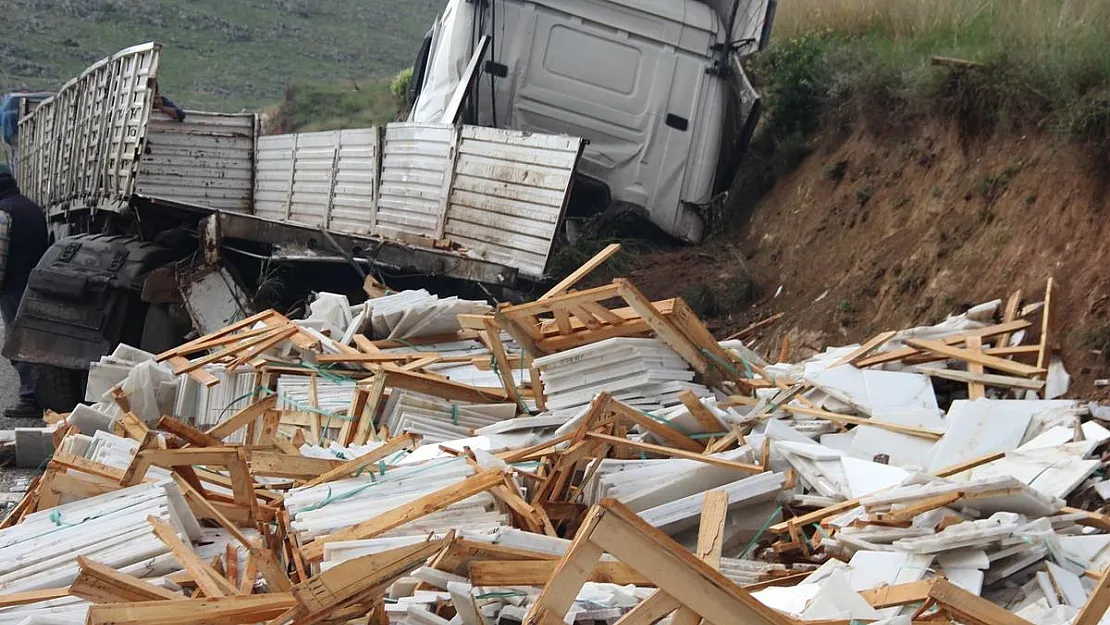 250 bin TL'lik mermer kazada yola savrulup kullanılamaz hale geldi