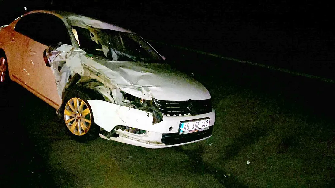 2 kişinin yaralandığı kazada otomobil kullanılamaz hale geldi