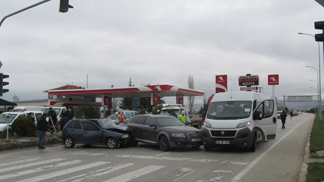 3 aracın  karıştığı  zincirleme  trafik kazasında yaralanan  olmadı