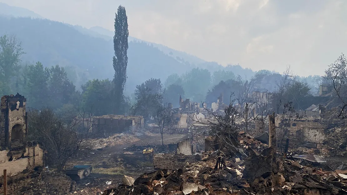 3 Gündür Devam Eden Yangın Yağmurun Etkisiyle Kısmen Kontrol Altına Alındı