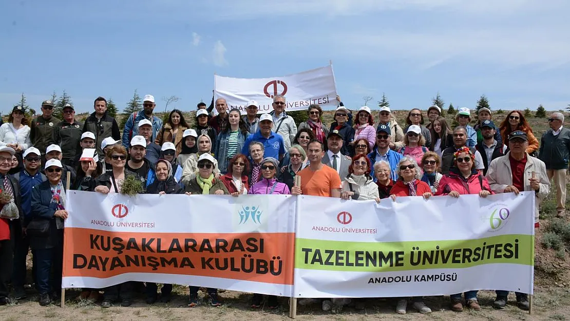 3 kuşaktan öğrenciler birlikte bin fidan dikti