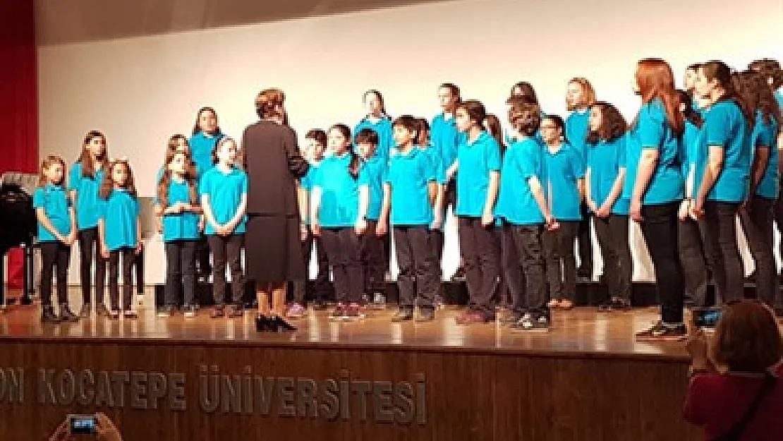 300 çocuk, Cumhuriyet için sahne aldı