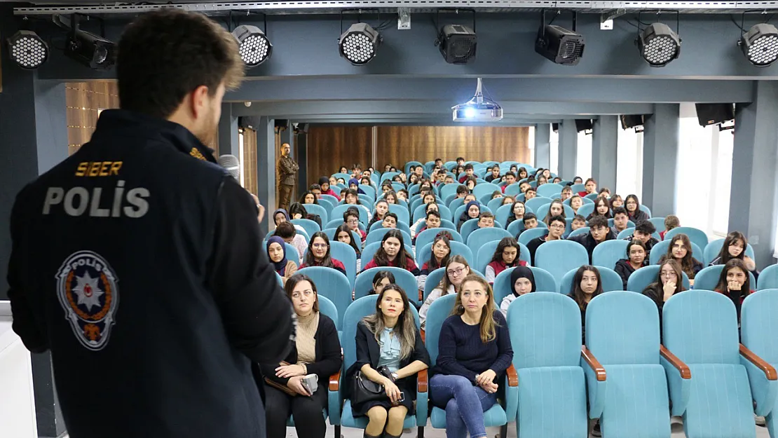 300 Öğrenciye Siber Zorbalık Anlatıldı