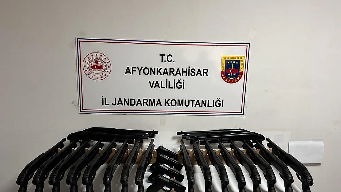 Afyon'da Jandarma Ruhsatsız Tüfek Ve Tabanca Ele Geçirdi