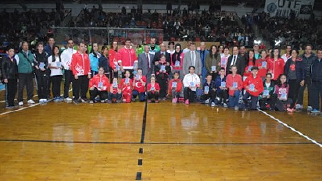 34 sporcuya plaket – Kocatepe Gazetesi