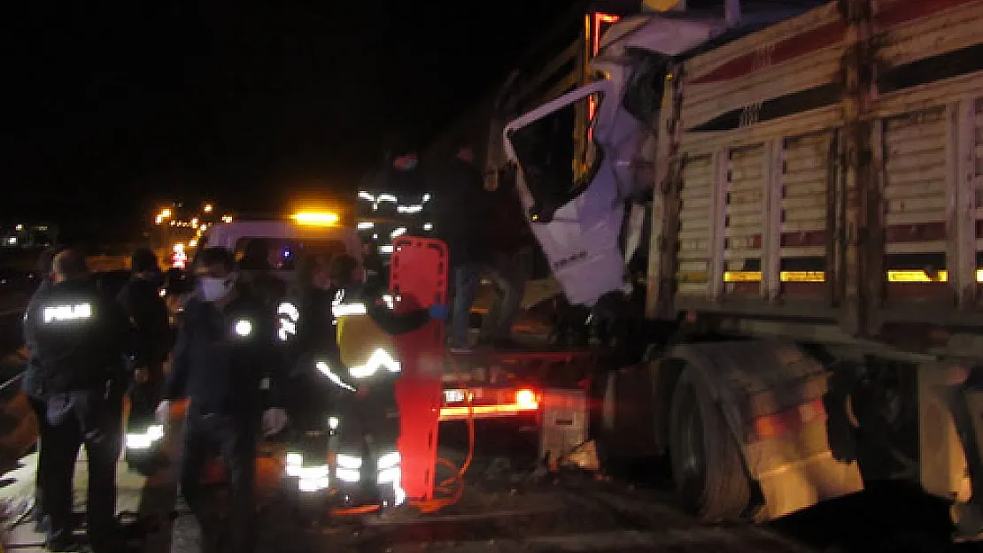 5 aracın karıştığı zincirleme  trafik kazasında 3 kişi yaralandı