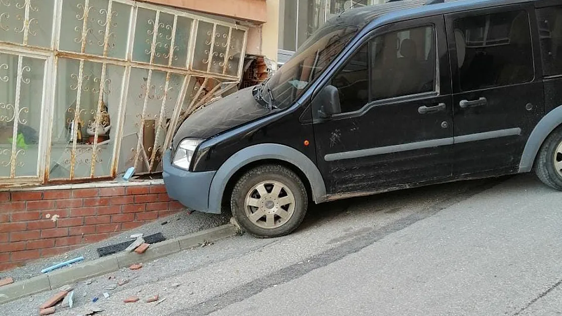 Freni Boşalan Araç Evin Balkon Camına Çarparak Durabildi