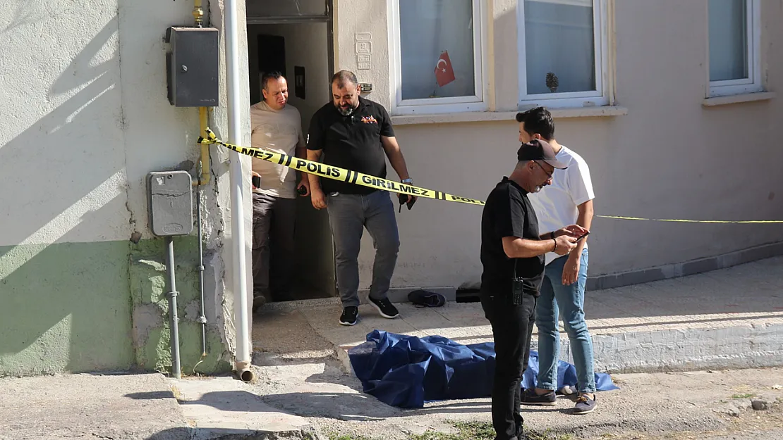56 Yaşındaki Adam Yaşadığı Evin Önünde Ölü Bulundu