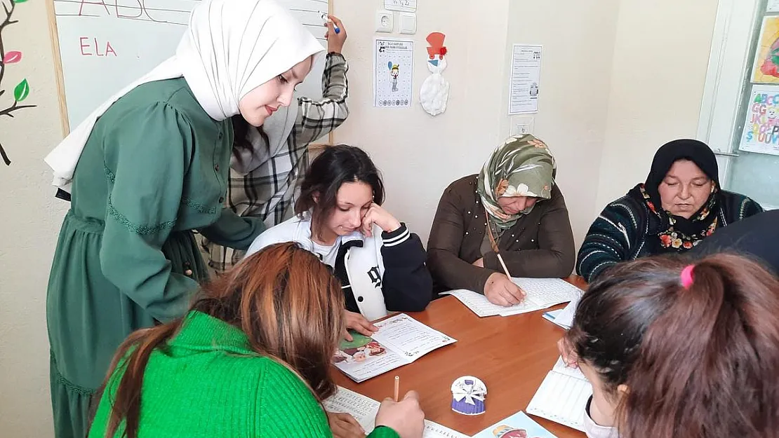 59 yaşında inadına 'okuma-yazma' öğrenmenin hikayesi