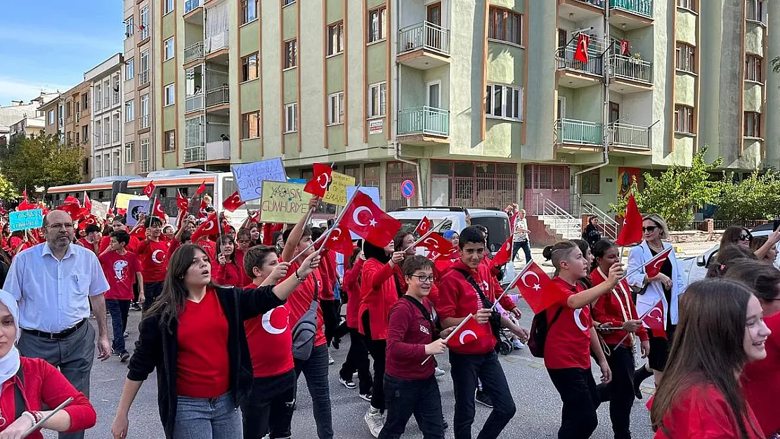 600 öğrenciden 'Cumhuriyet yürüyüşü' ve senkronize gösteri