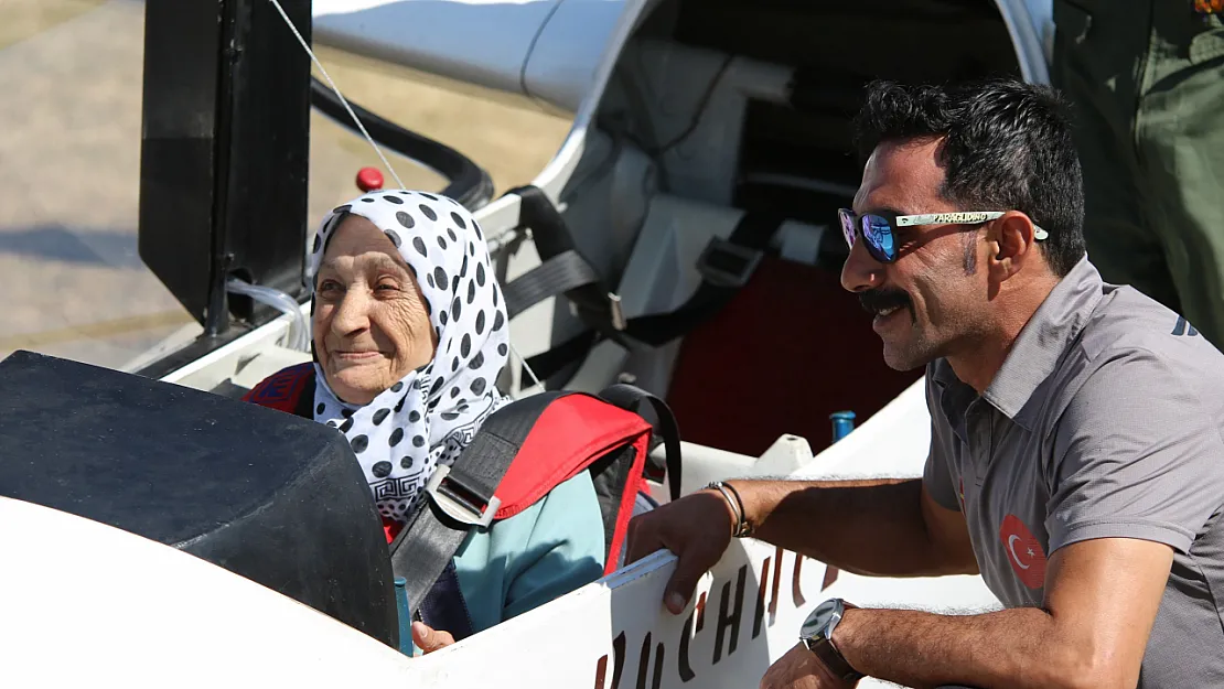 83 Yaşındaki Kadının Huzurevinde Kurduğu 'Uçma' Hayali Kokpitte 700 Metreye Çıkarak Gerçek Oldu