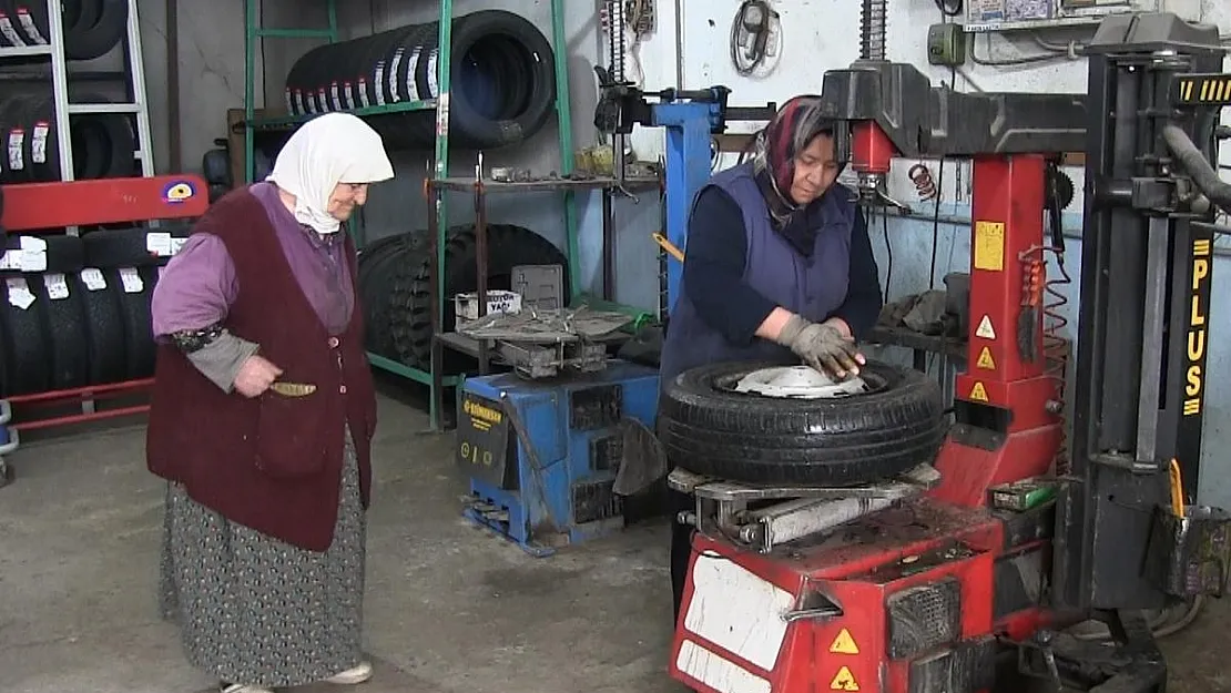 83 yaşındaki Vesile Teyze ‘Oto Lastik Tamirciliği’ mesleğini gelinine devretti