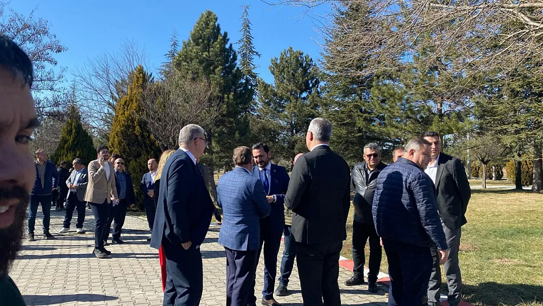 Açılış Töreni Gecikti, İl Başkanları Tepki Gösterdi