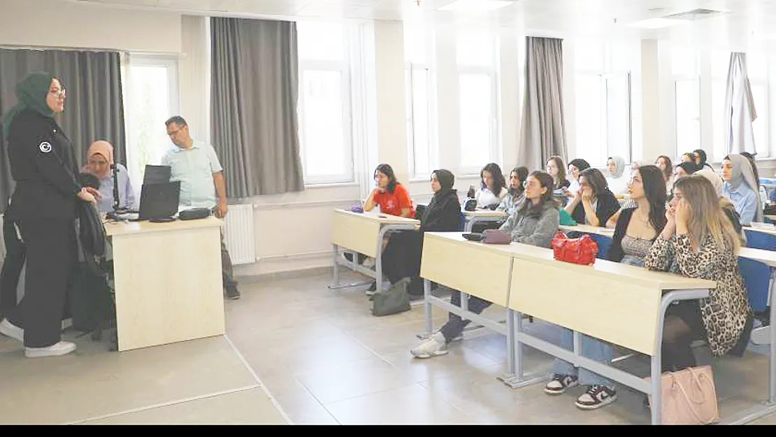 AFSÜ Eczacılık Öğrencileri Seminere Katıldı