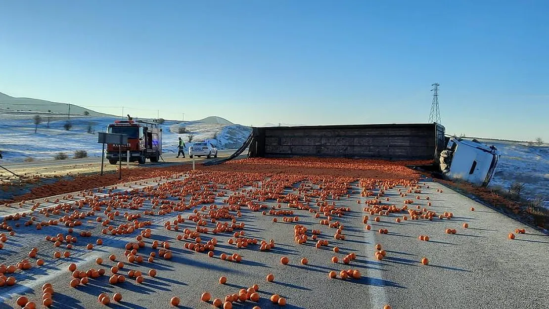 Afyon-Bolvadin’de devrilen tırdaki tonlarca portakal yolu kapattı
