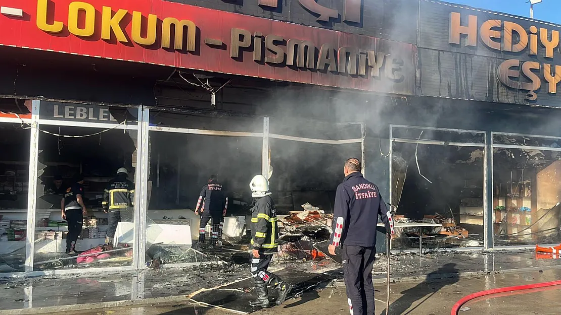 Afyon'da Akaryakıt İstasyonunun Yanı Alev Alev!