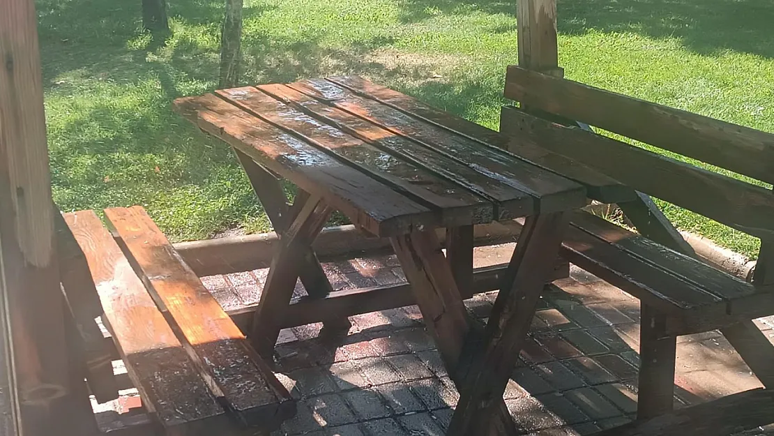 Afyon'da Banklar Sulanıyor, Çimler Susuz Kalıyor: Vatandaşlar İsyanda!