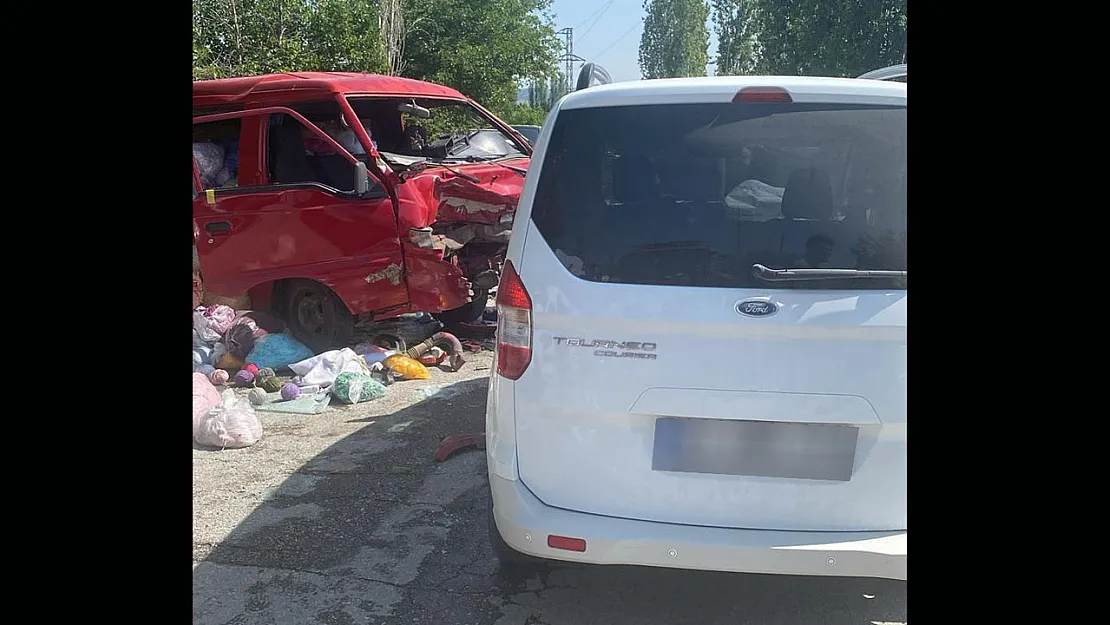 Afyon'da Bayraktepe Mezarlığı Yolunda Can Pazarı! Araçta Sıkıştılar…