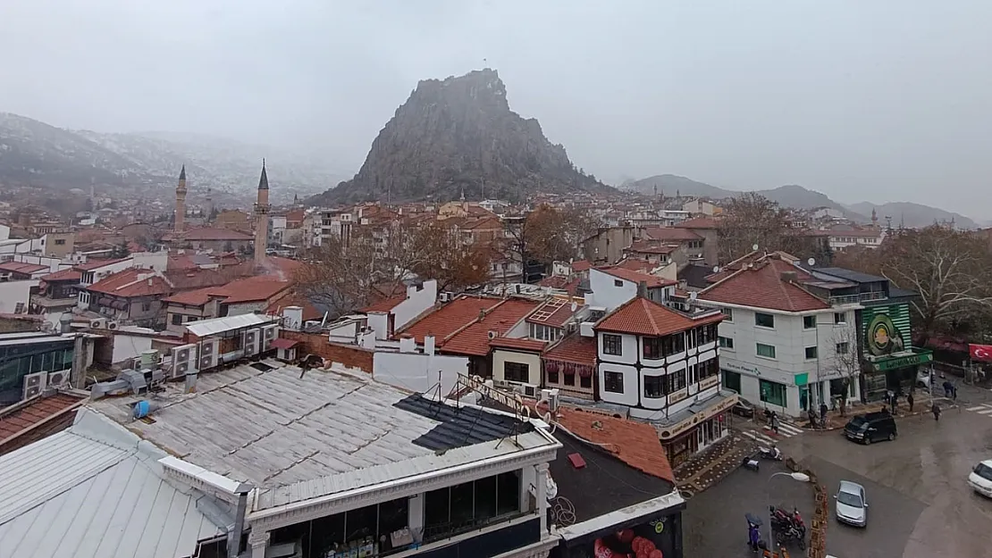 Afyon'da Beklenen Kar Yağışı Öğle Saatlerinden Başladı