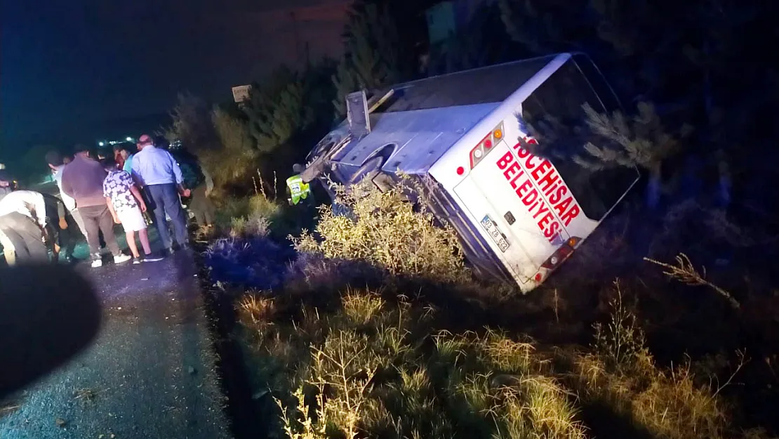 Afyon'da Belediye Minibüsü Devrildi: Çok Sayıda Yaralı Var!