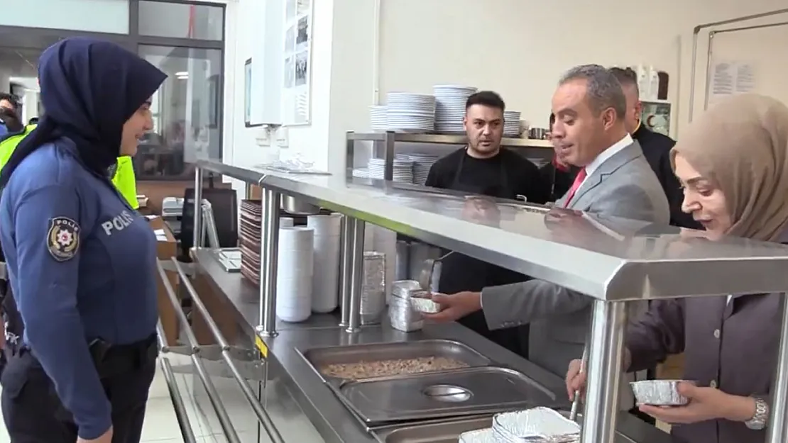 Afyon'da Emniyetten Aşure Sürprizi! Müdür ve Eşi Kazanın Başına Geçti