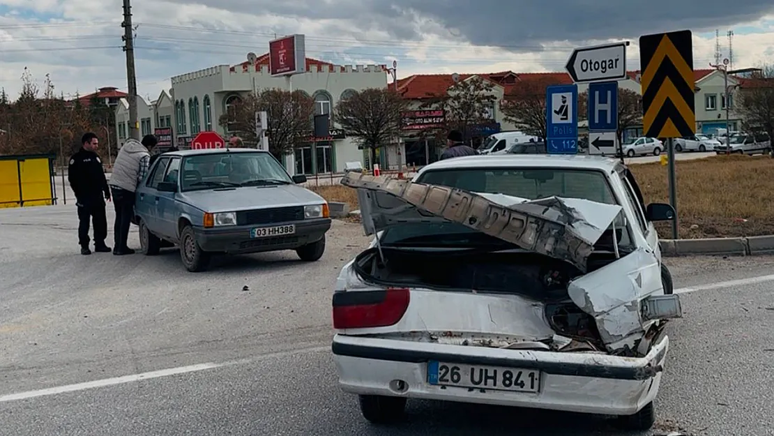 Afyon'da Feci Kaza Otomobiller Hurdaya Döndü