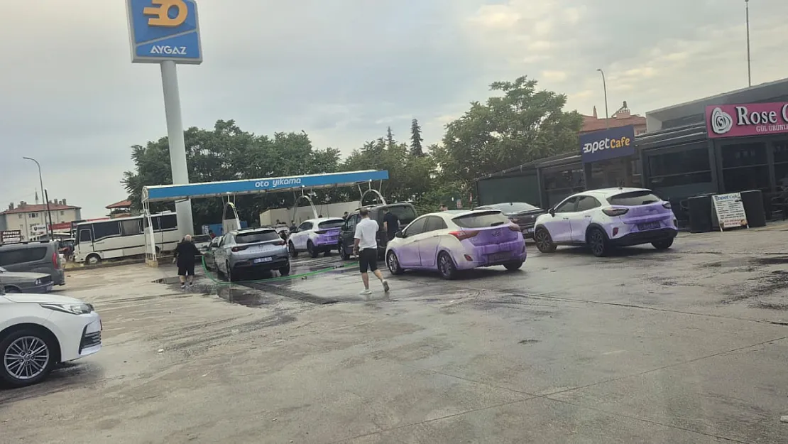 Afyon'da Gariplik! Tüm Araçlar Mor-Beyaz