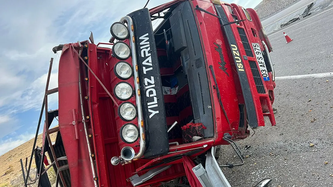 Afyon'da Hayvan Ve Patates Yüklü Kamyonlar Çarpıştı: 1 Ölü