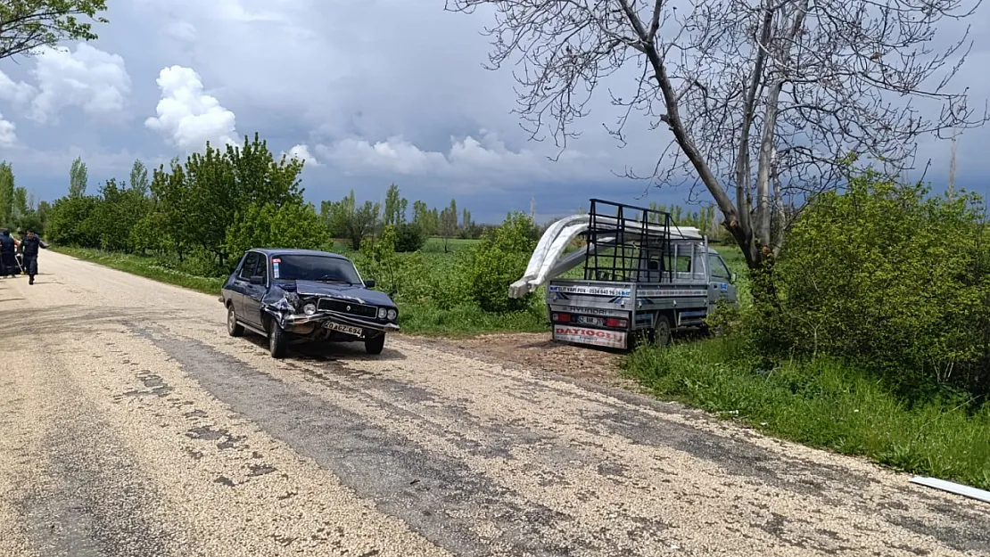 Afyon'da İlginç Trafik Kazası: Aynı Yöne Giden İki Otomobil Çarpıştı