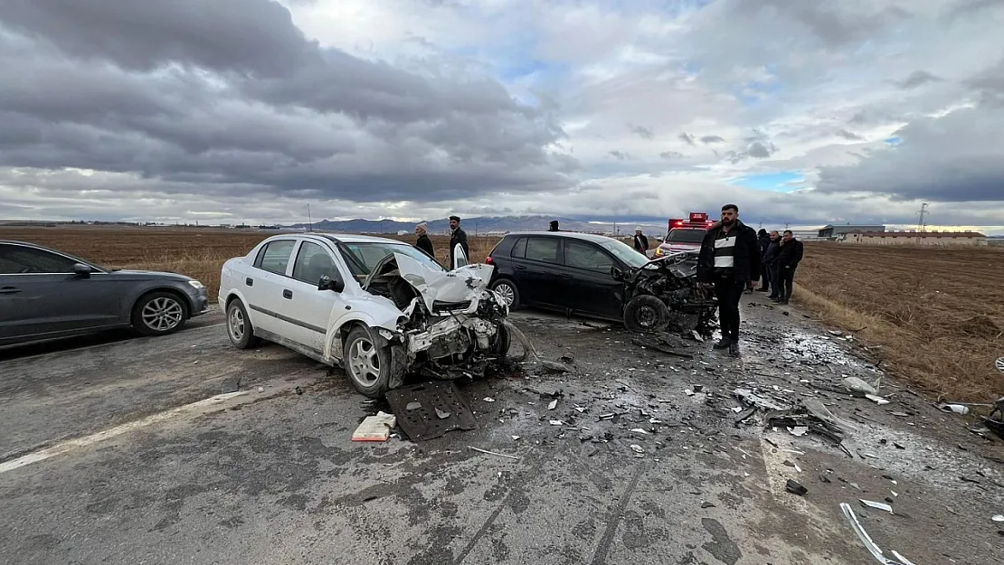 Afyon'da Kafa Kafaya Çarpıştılar, Yaşlı Çift Vefat Etti