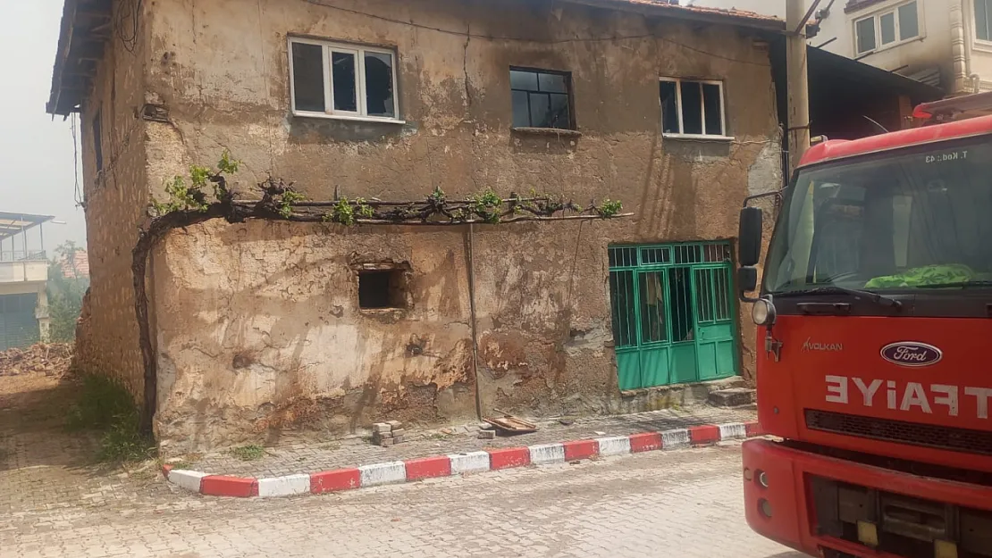 Afyon'da Kerpiç Ev Yangınlara Teslim Oldu