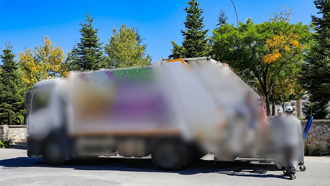 Afyon'da Korkunç Kaza! Otomobil Çöp Kamyonuna Çarptı, İşçinin Ayağı Koptu
