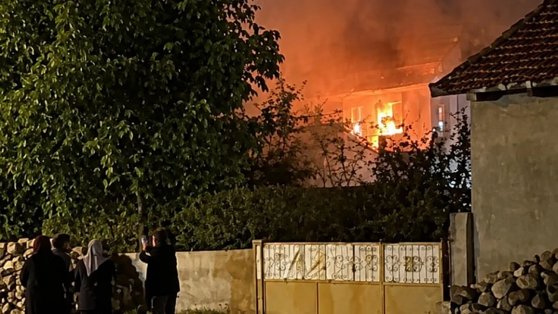 Afyon'da Mahalleyi Ayağa Kaldıran Yangın