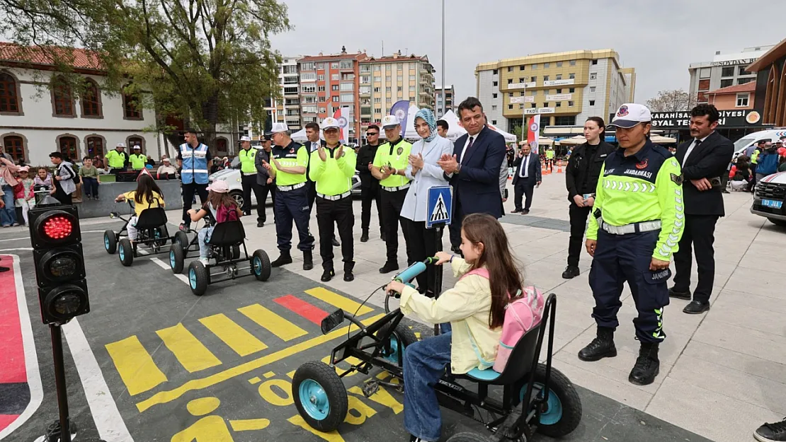 Afyon'da Miniklere Trafik Dersi: Vali Yiğitbaşı'ndan Sürpriz Hediyeler!