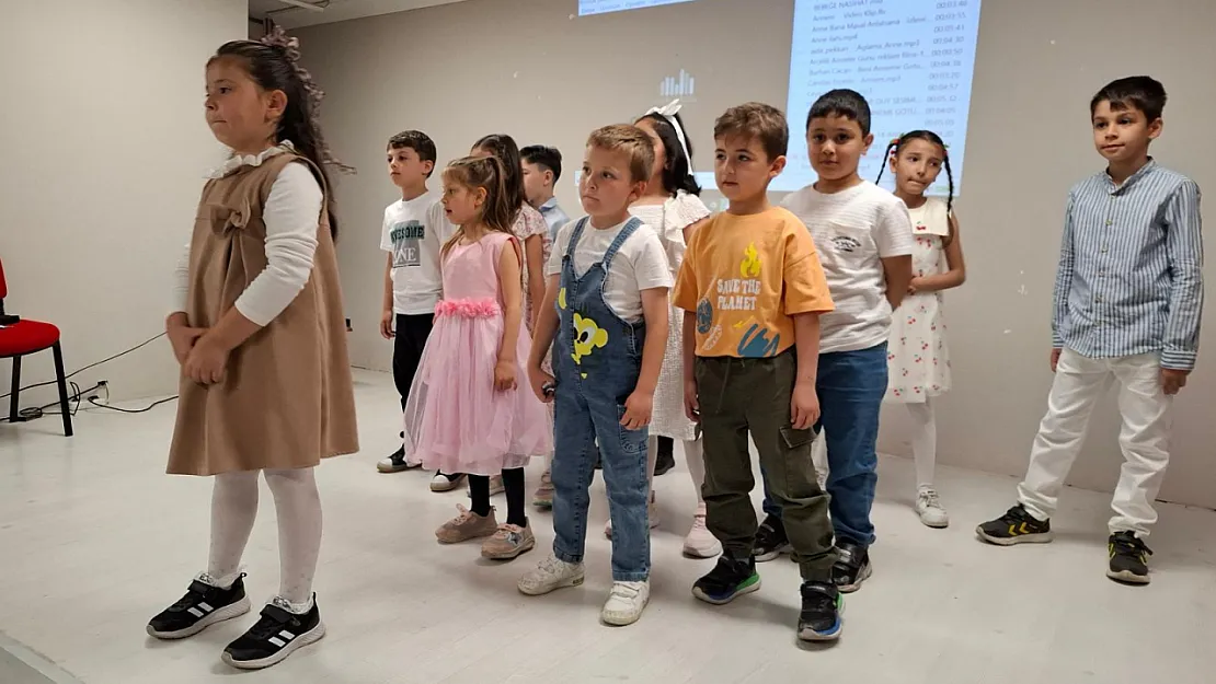 Afyon'da Öğrencilerden Yürek Isıtan Kutlama