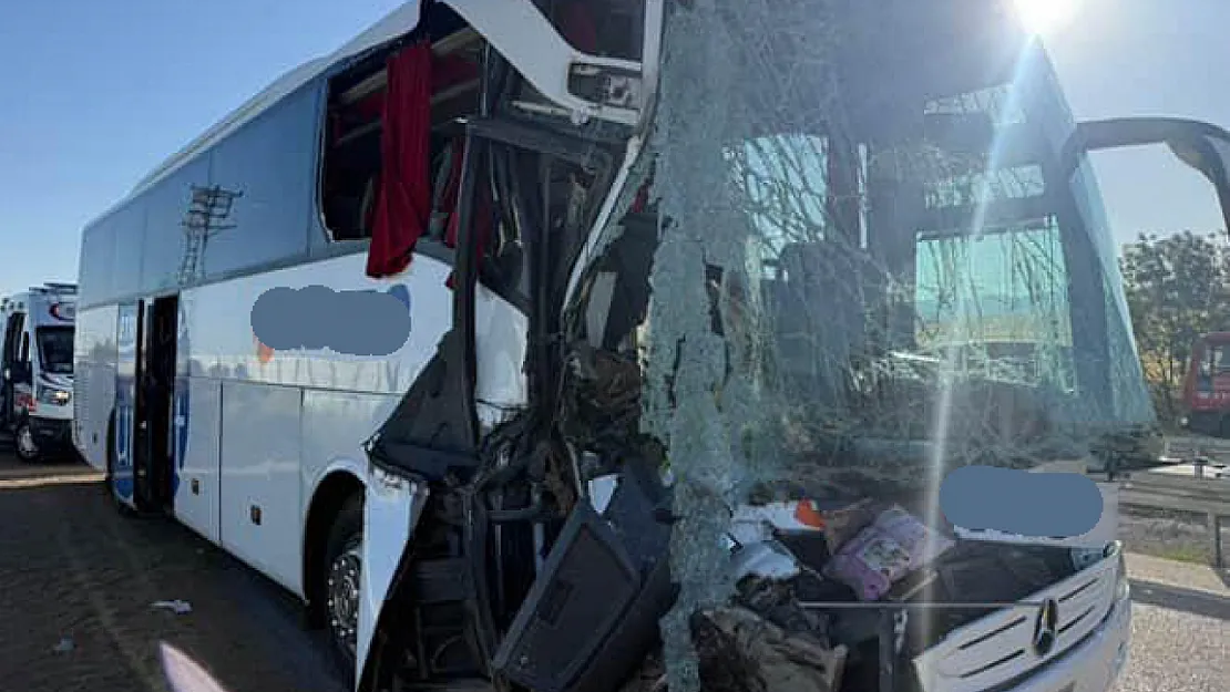 Afyon'da Otobüs, Kamyon ve Otomobiller Çarpıştı: 24 Yaralı Var!