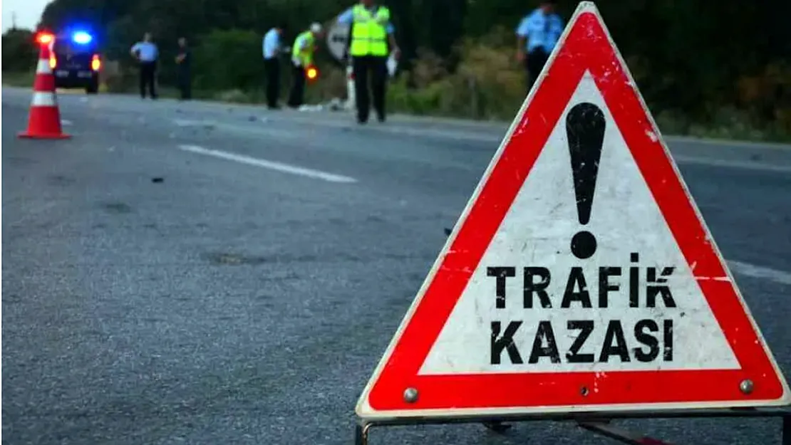 Afyon'da Otomobil Refüje Uçtu: 7 Yaşındaki Çocuk Hastaneye Kaldırıldı