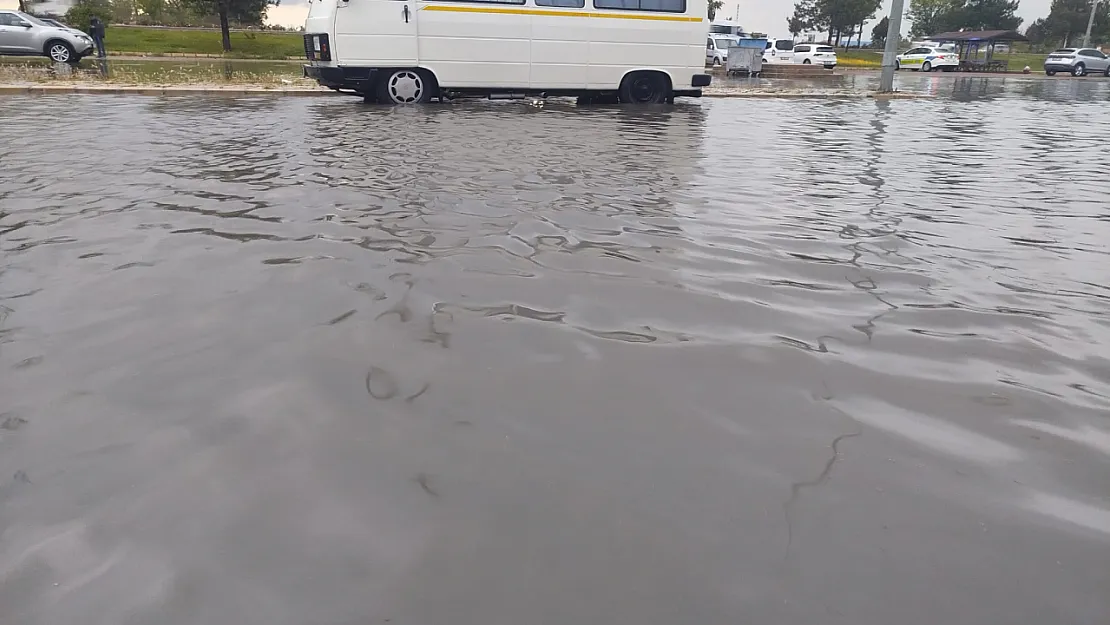 Afyon'da Sağanak Sonrası Hastane Önünde Kriz