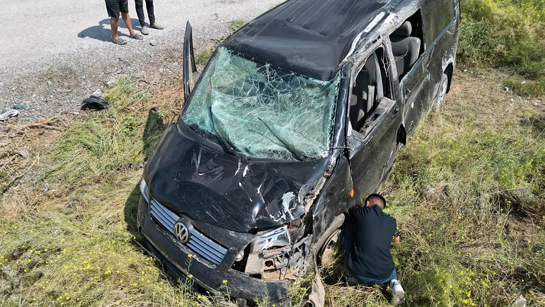 Afyon'da Şarampole devrilen minibüste 1 kişi öldü, 2 kişi yaralandı