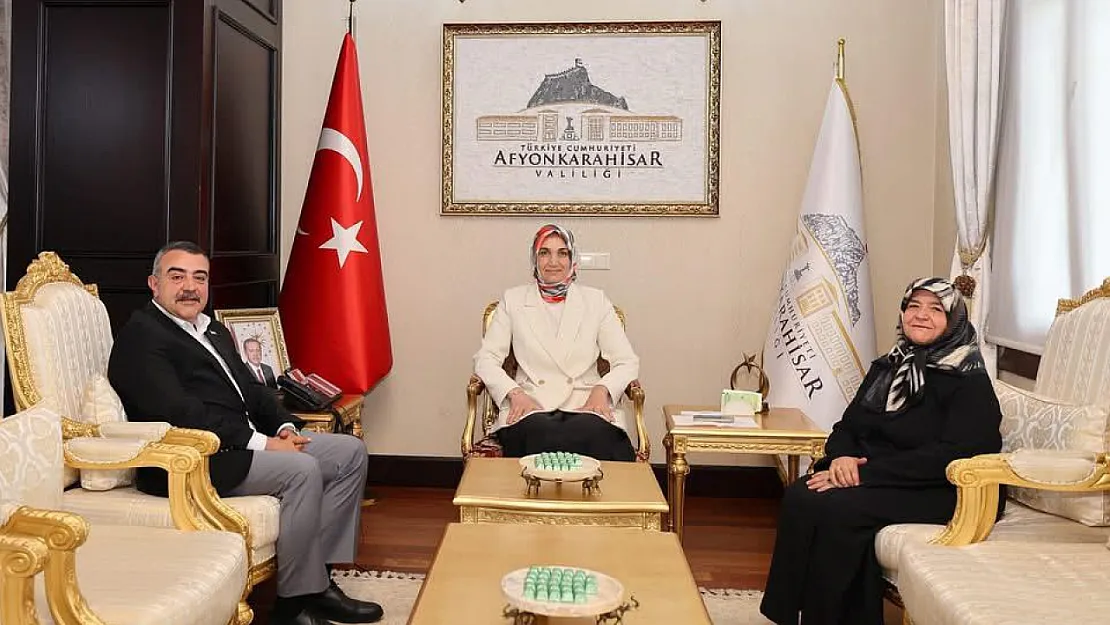 Afyon'da Sıradışı Buluşma: Vali Yiğitbaşı, Hayranıyla Makamında Görüştü