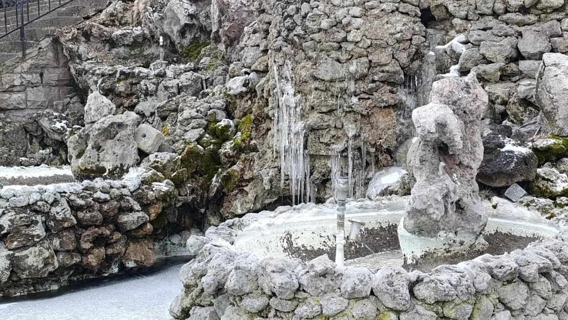 Afyon'da Soğuk Havadan Dolayı Süs Havuzları Buz Tuttu