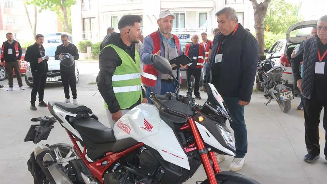 Afyon'da Sürücü Kurslarına Yakın Takip! Müdür Sünnetci Hem Moral Verdi Hem Yerinde İnceledi