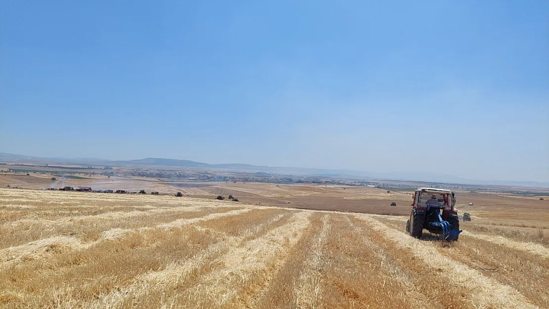 Afyon'da Tarım Arazisindeki Yangını Çiftçiler Önledi