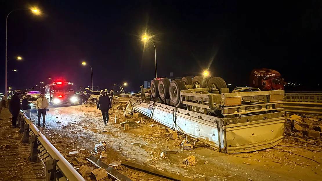 Afyon'da TIR ile Araçlar Çarpıştı, TIR Devrildi, Yol Kapalı, Yaralılar Var